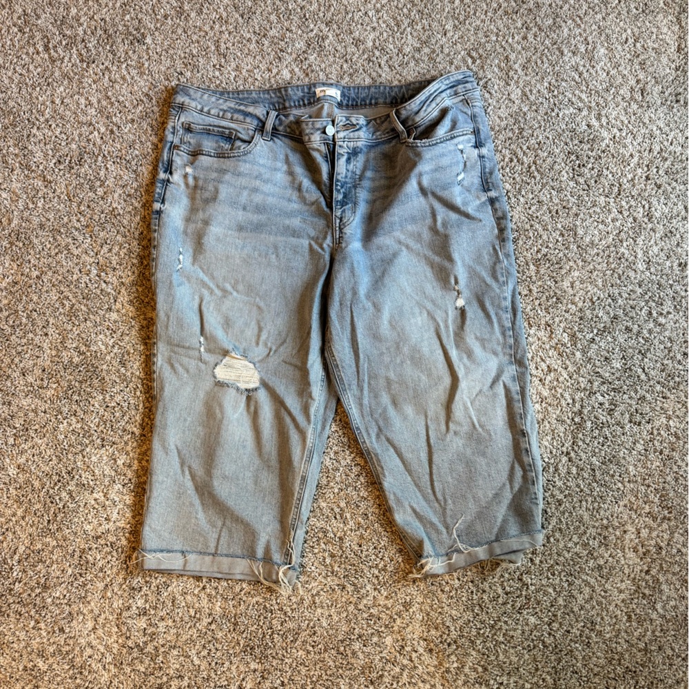 Maurices Light Blue Denim Distressed Capri Jeans
